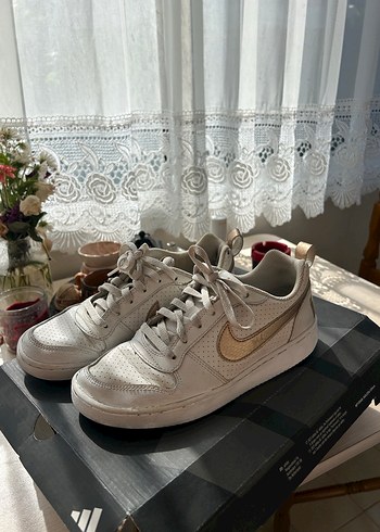 Nike Beyaz Adidas Kadın Spor Ayakkabı