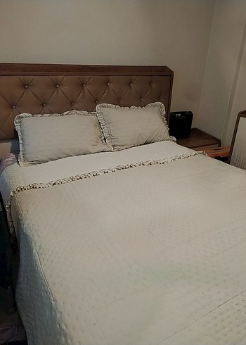 Fırfırlı Beyaz Krem Yatak Örtüsü