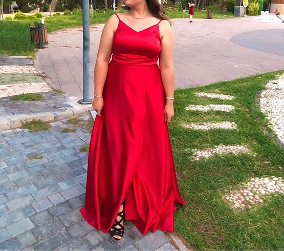 Kırmızı saten abiye elbise