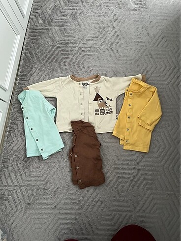 Çıtçıtlı bebek üstü
