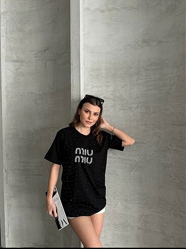 Miu miu taşlı tshirt bedenleri mevcuttur