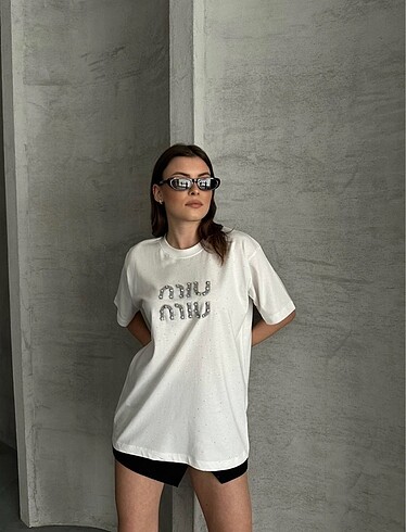 m Beden beyaz Renk Miu Miu taşlı tshirt beden renkleri mevcuttur