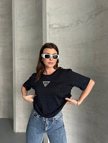 m Beden beyaz Renk Guess taşlı tshirt beden renkleri mevcuttur