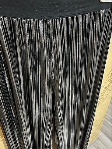 Parlak pileli pantolon - Görsel 3