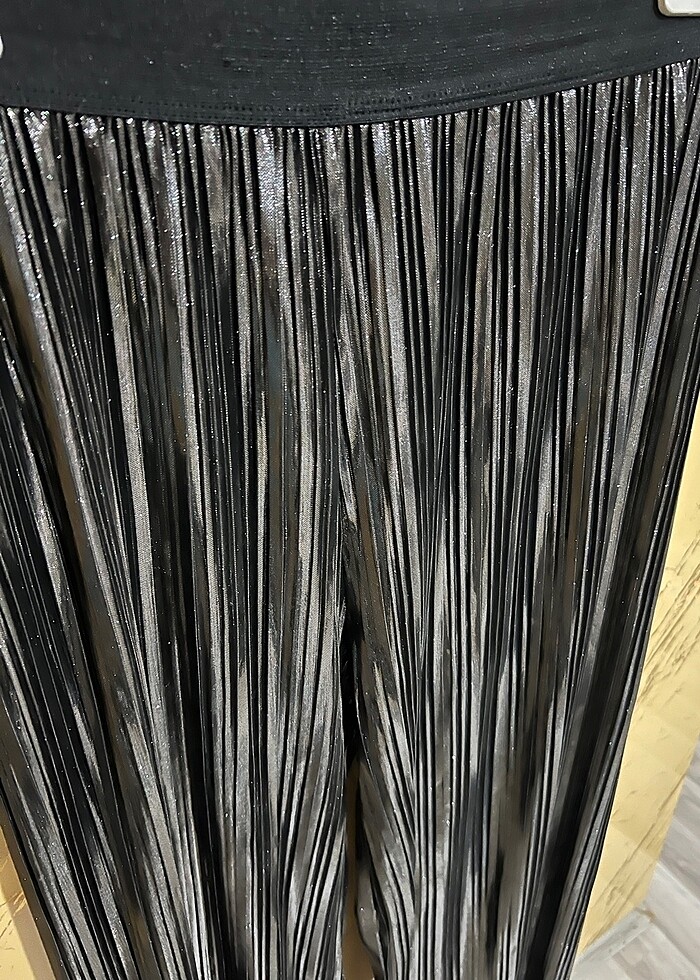 Parlak pileli pantolon - Görsel 3