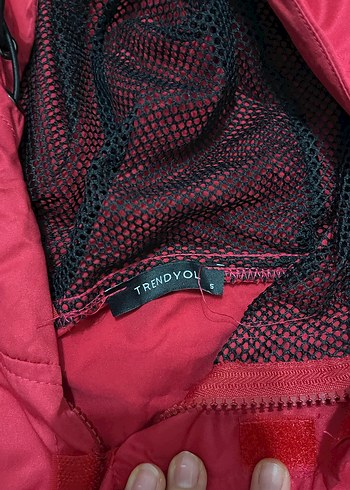 Kapüşonlu Kırmızı Yağmurluk - Görsel 2