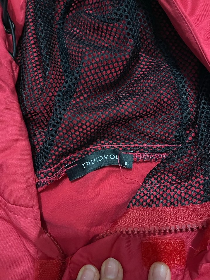 Kapüşonlu Kırmızı Yağmurluk - Görsel 2