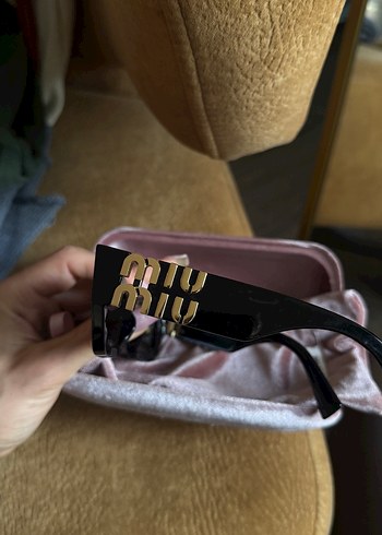 Miu Miu Siyah Altin Detayli Sik Gunes Gozlugu