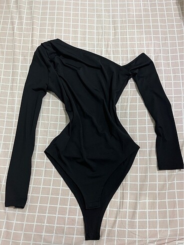 Siyah tek omzu açık çıtçıtlı body