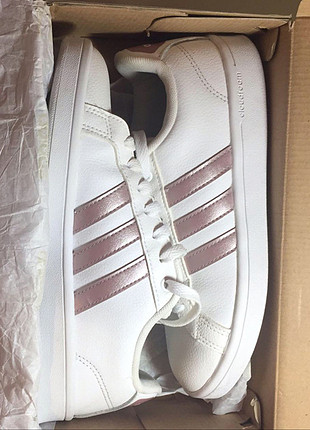 37 Beden Adidas beyaz spor ayakkabı