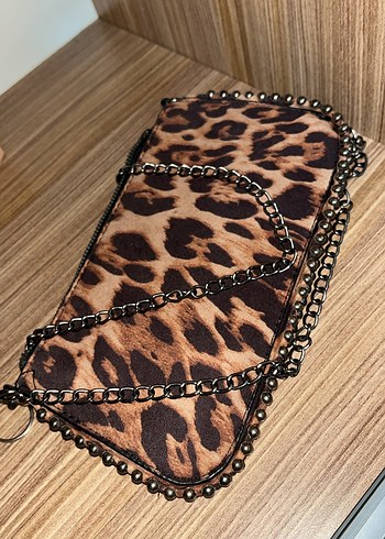 Pull and Bear Zincir Detaylı Leopar Desenli Kadın Çapraz Çanta
