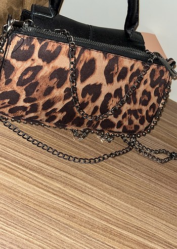 Beden Zincir Detaylı Leopar Desenli Kadın Çapraz Çanta