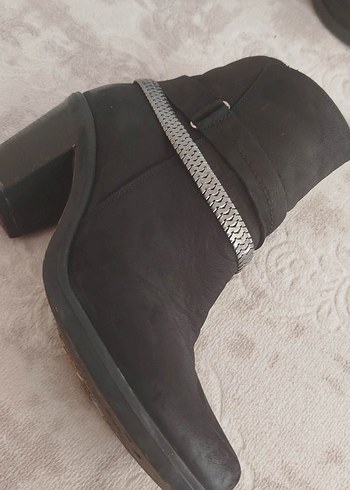 Siyah Süet Tokalı Topuklu Bot - Görsel 2