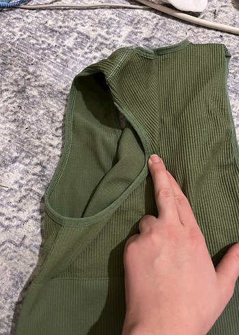 V yaka, kolsuz kadın - Görsel 4