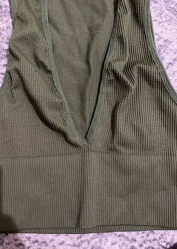 V yaka, kolsuz kadın - Görsel 3