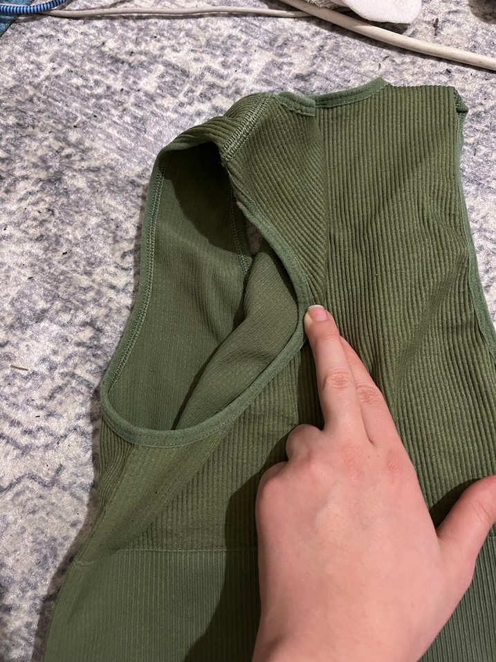 V yaka, kolsuz kadın - Görsel 4