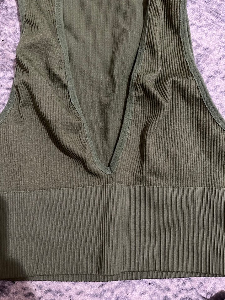 V yaka, kolsuz kadın - Görsel 3