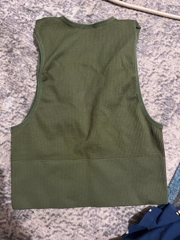 V yaka, kolsuz kadın - Görsel 2