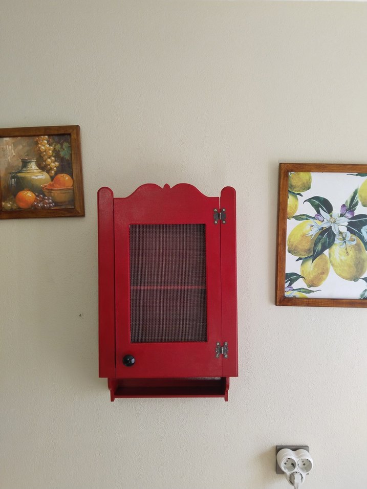 Kırmızı Ahşap Dolap - Görsel 2