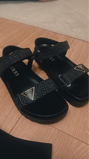 38 Beden siyah Renk GUESS SANDALET