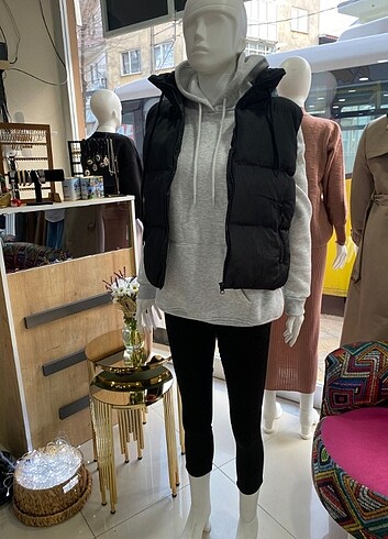 Şişme yelek ve gri sweatshirt açıklamayı okuyun 