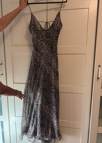 Zara uzun askılı sırt dekolteli elbise