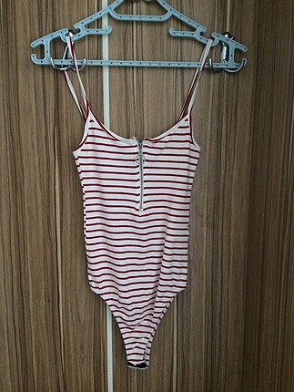 Kırmızı çizgili body