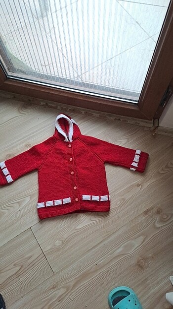 Örgü bebek hırkası kapşonlu