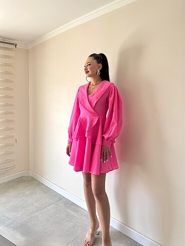 Pembe fırfırlı elbise