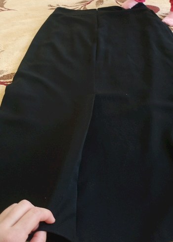 siyah kapalı yırtmaçlı kalem etek