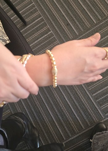 Zincir Detaylı Parlak Altın Kadın Bileklik - Görsel 3