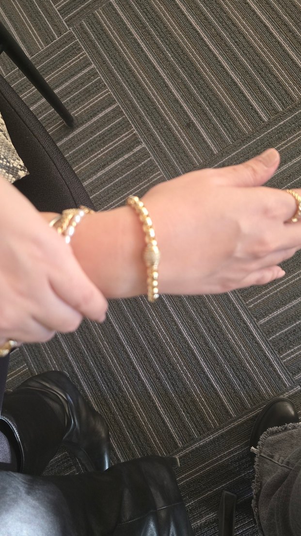 Zincir Detaylı Parlak Altın Kadın Bileklik - Görsel 3