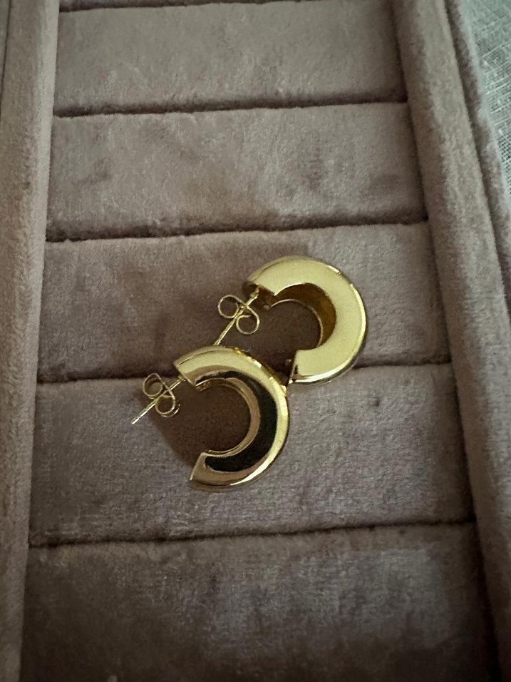 Mini Zincir Detaylı Altın Renk Küpeler - Görsel 3