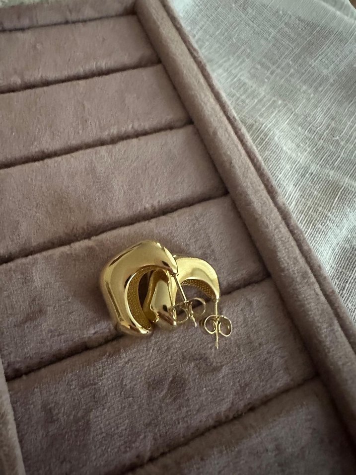 Mini Zincir Detaylı Altın Renk Küpeler - Görsel 2