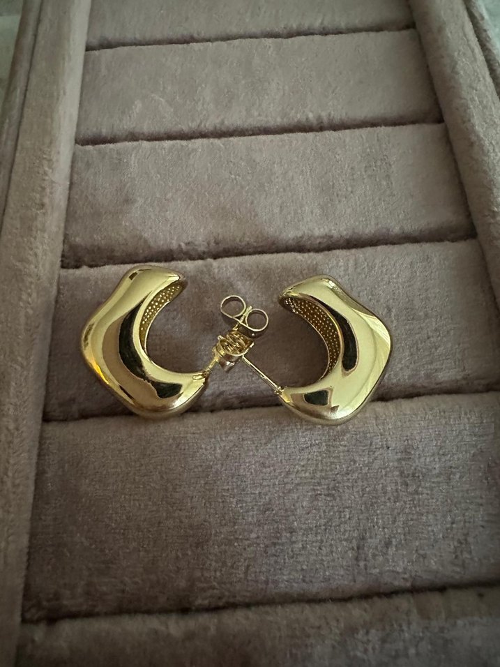 Altın Renkli Kemer Detaylı Mini Küpeler - Görsel 2