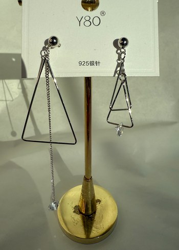 Zincir Detaylı Minimalist Asimetrik Modern Gümüş Renkli Küpeler