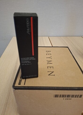 Shiseido Synchro Skin Radiant Lifting Foundation 240