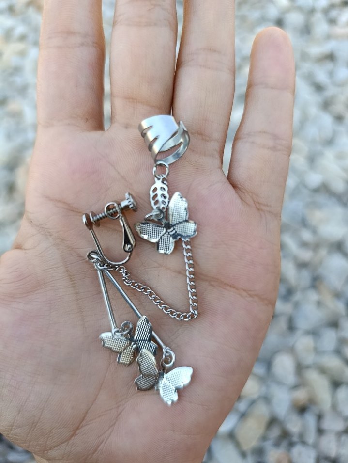 Gri Zincir Detaylı Kelebek Küpe - Görsel 2