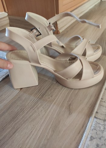 Bej Kadın Topuklu Sandalet