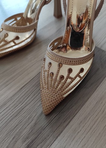 altın Nakışlı Stiletto Topuklu Ayakkabı