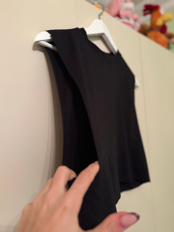 Siyah Yüksek Yakalı Kolsuz Crop Top - Görsel 2