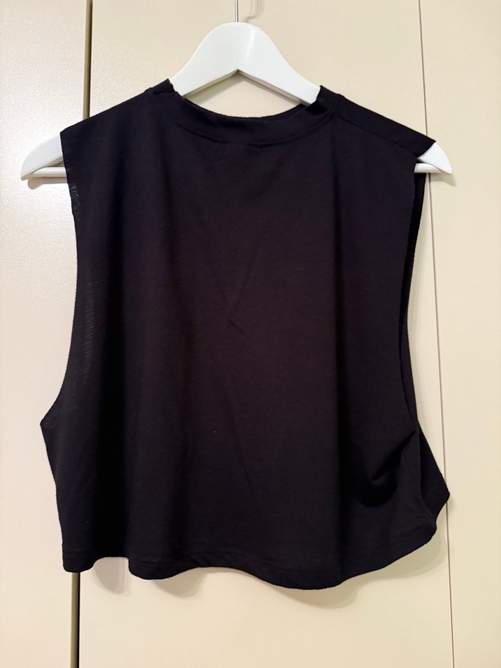 Siyah Yüksek Yakalı Kolsuz Crop Top - Görsel 3