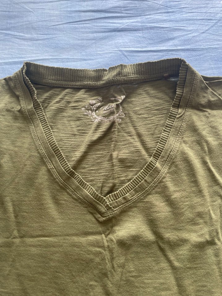 Mavi V Yaka Kadın Tişört Orijinal Ürün - Görsel 2