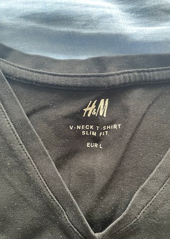 H&M Erkek Siyah V Yakalı Tişört Orijinal Ürün - Görsel 2