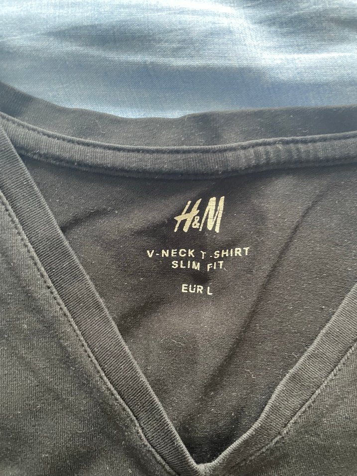H&M Erkek Siyah V Yakalı Tişört Orijinal Ürün - Görsel 2