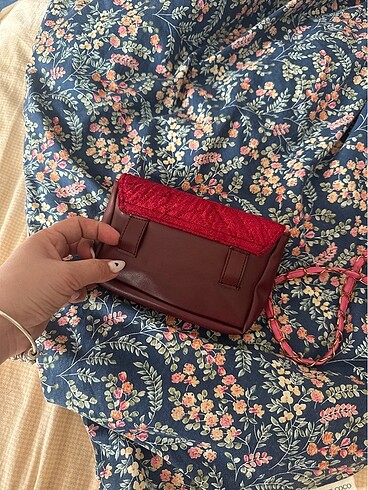 LC Waikiki Bordo pantalon ustune kenerle takmalı canta