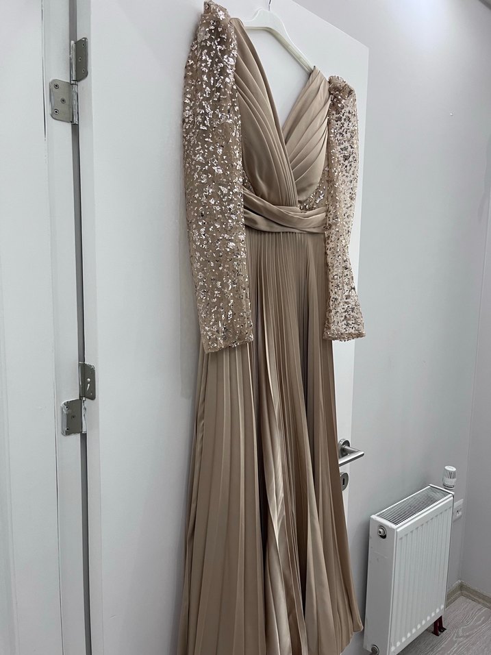 Drapeli V Yaka Uzun Bej Abiye Elbise - Görsel 3