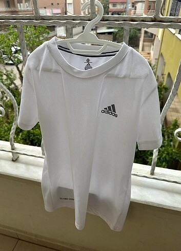 Adidas tişört 