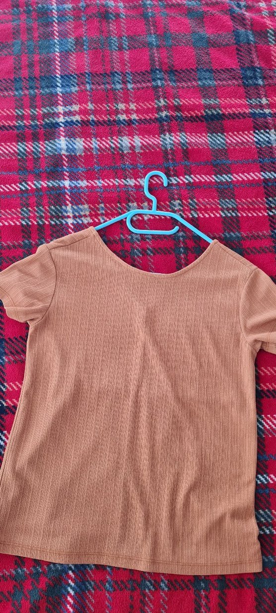 Kadın taba rengi v yaka dokulu Kısa Kollu Tişört - Görsel 4