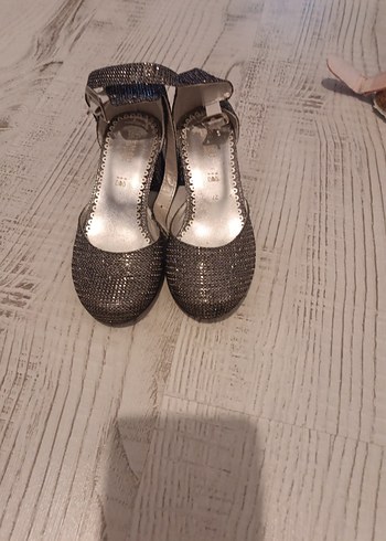 Diger Gri Yılan Baskılı Tokalı Kız Babet